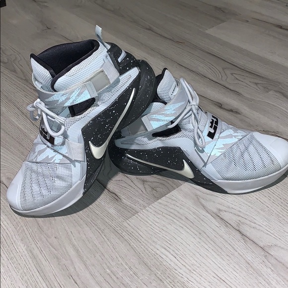 Nike Lebron Reflective Shoes - Picture 4 of 6